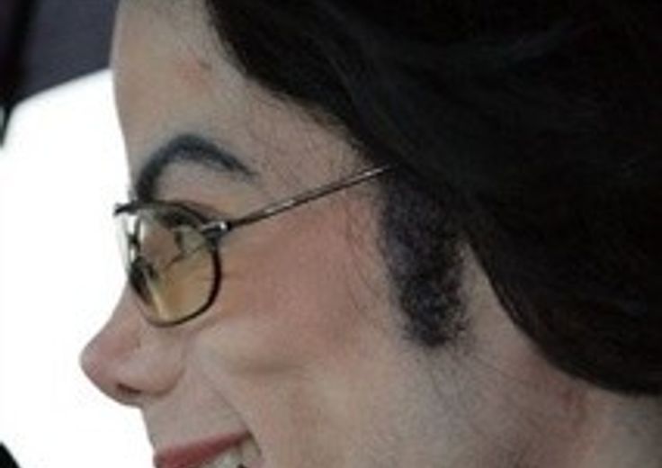 MICHAEL JACKSON: NASO FALSO PERSO ALLA CAMERA MORTUARIA