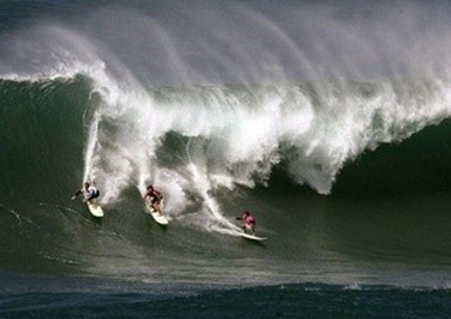 USA: ALLE HAWAII ONDE-RECORD, GARA ESTREMA TRA SURFISTI