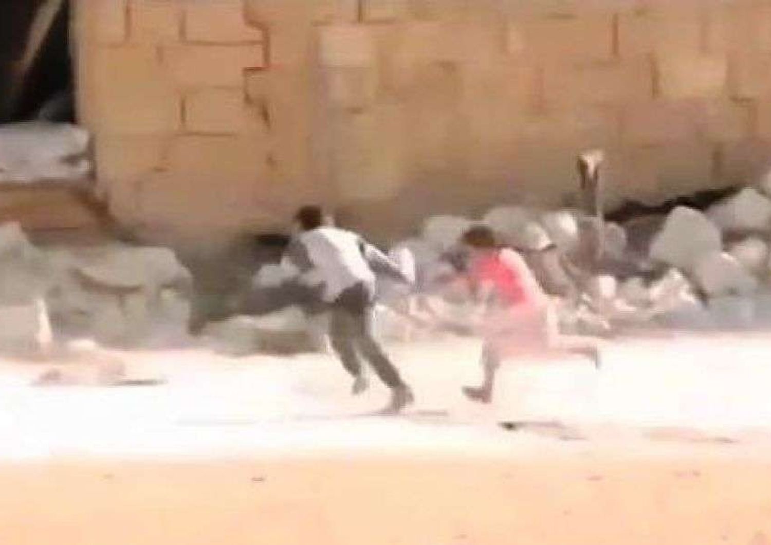 Siria: spopola su web video del bimbo-eroe che salva sorellina dai cecchini, ma e' falso - Video