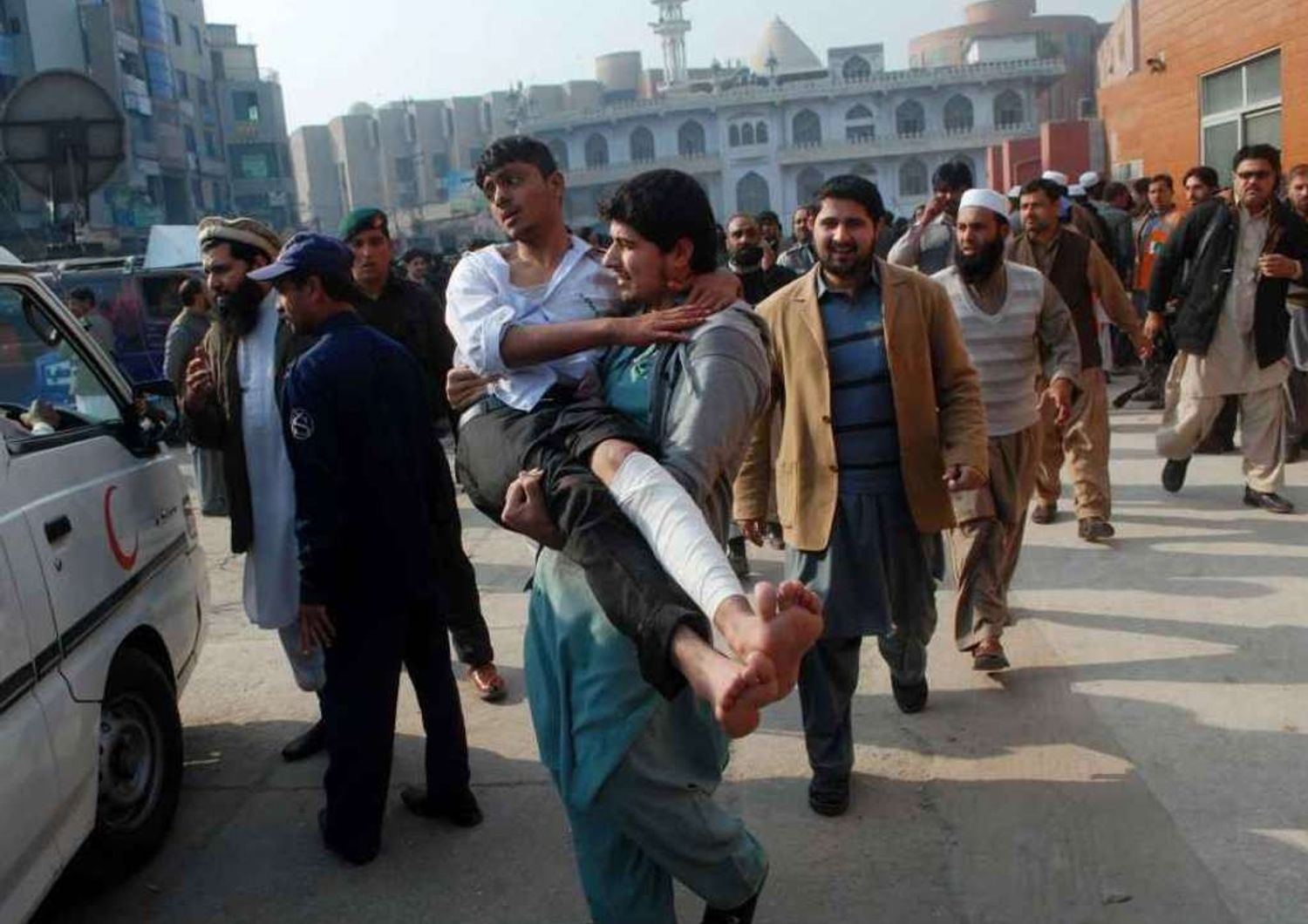 Pakistan: strage di bambini Attaccata una scuola, 130 morti