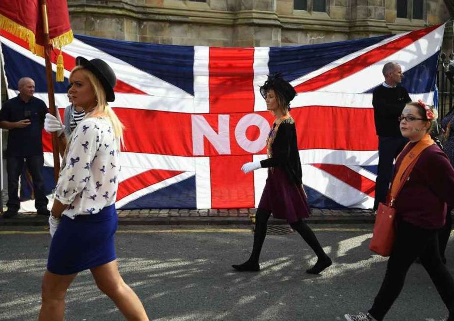 Scozia: decideranno gli indecisi Elisabetta II, "pensateci bene"