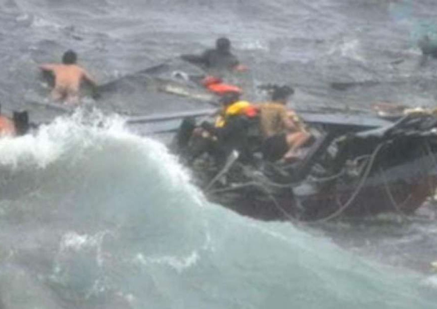 Barcone a picco al largo di Tripoli, oltre 200 migranti morti in mare