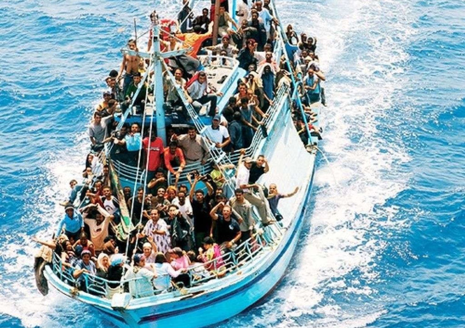 Barcone a picco a largo di Malta "Decine di migranti dispersi"