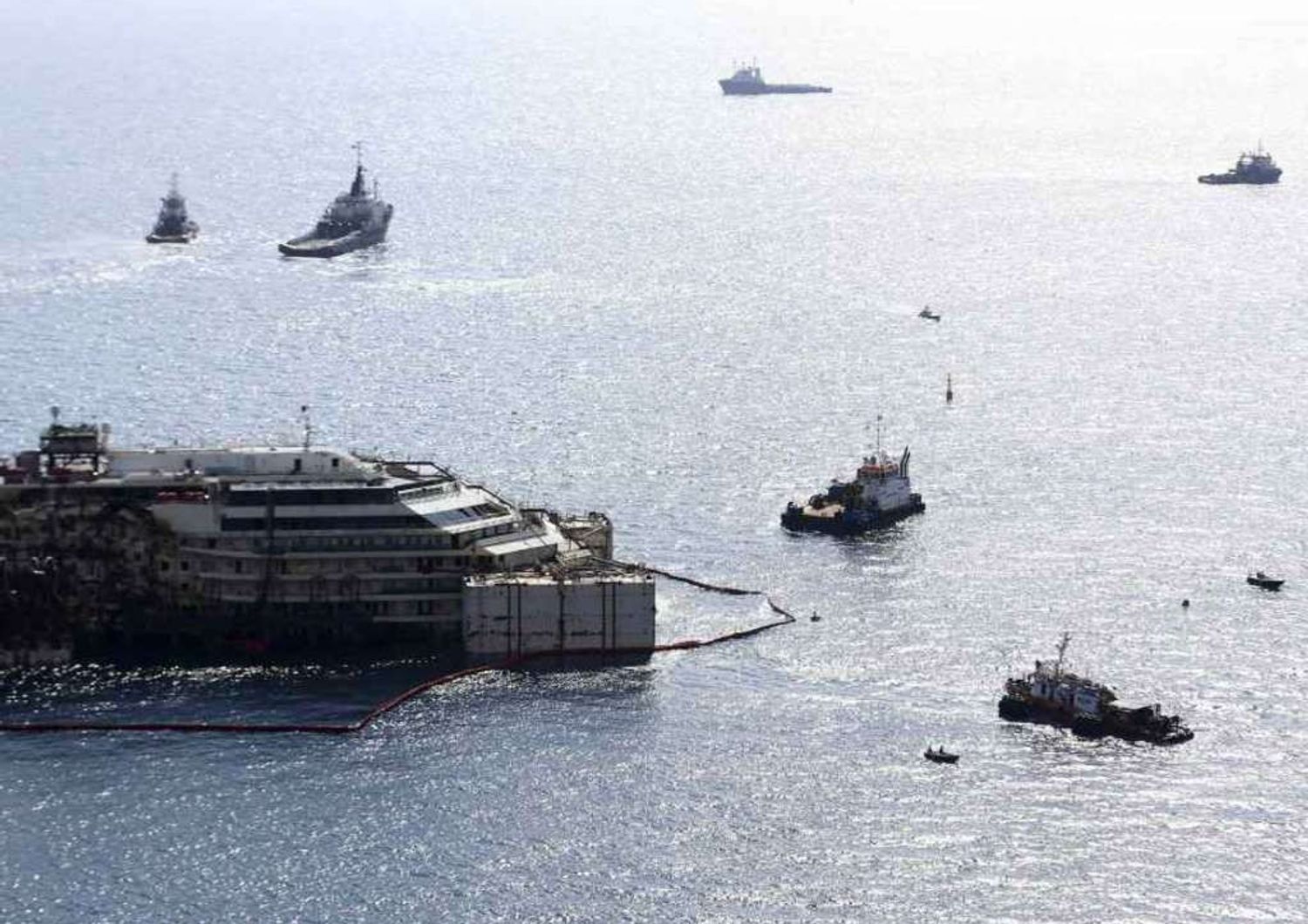 Concordia torna a galleggiare: Ad Costa, "progetto costa un miliardo di euro"