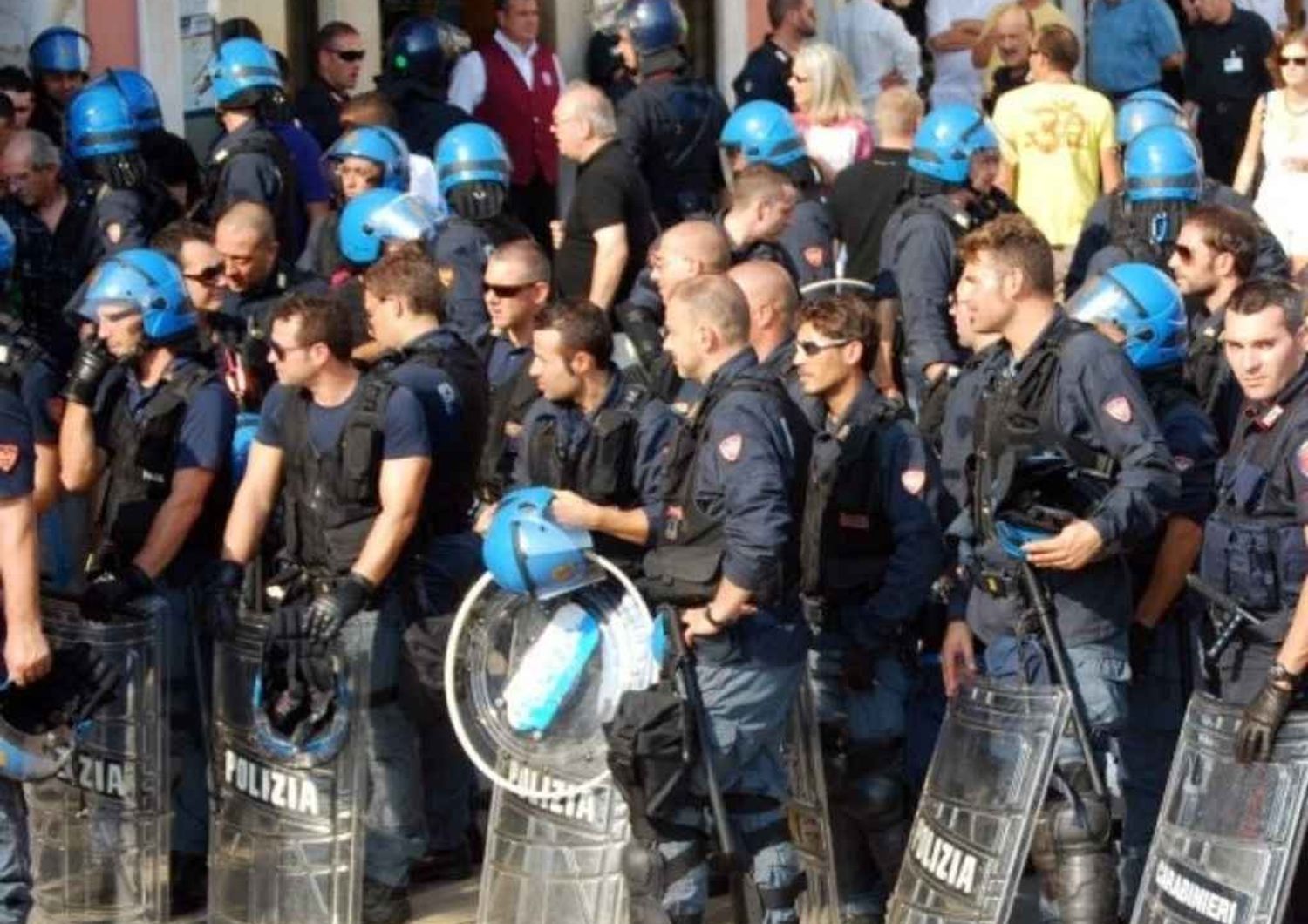 Milano: centri sociali bloccano la strada, ancora tensione