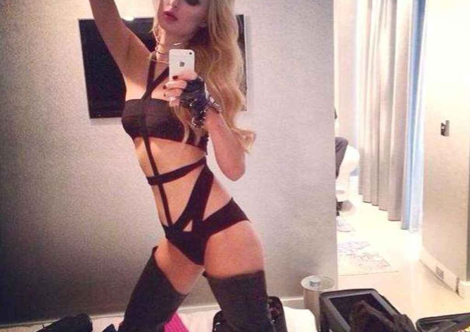 Paris Hilton sexy dominatrice, foto su Instagram e #SexySelfie su Twitter