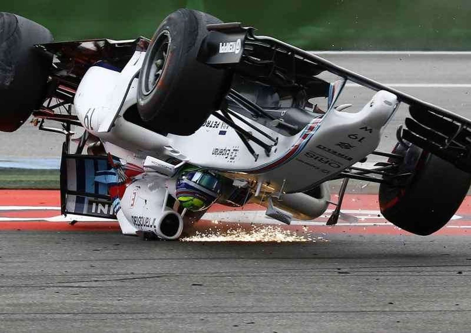 F. 1: Gp Germania, Massa si cappotta alla prima curva