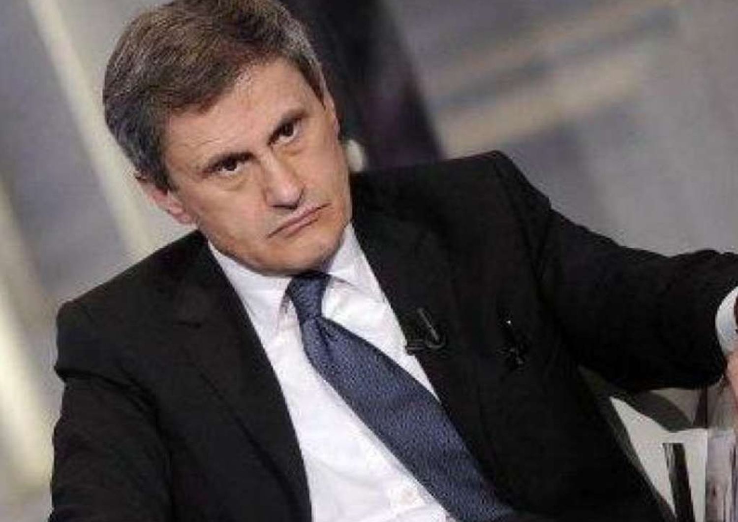 Renzi, "non lasceremo Roma ai ladri". Alemanno: niente soldi all'estero, Procura conferma