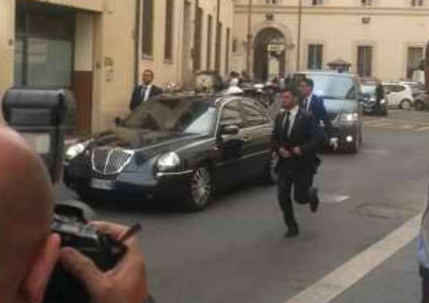 Riforme: Berlusconi-Renzi 'blindano' patto Nazareno, furia Grillo