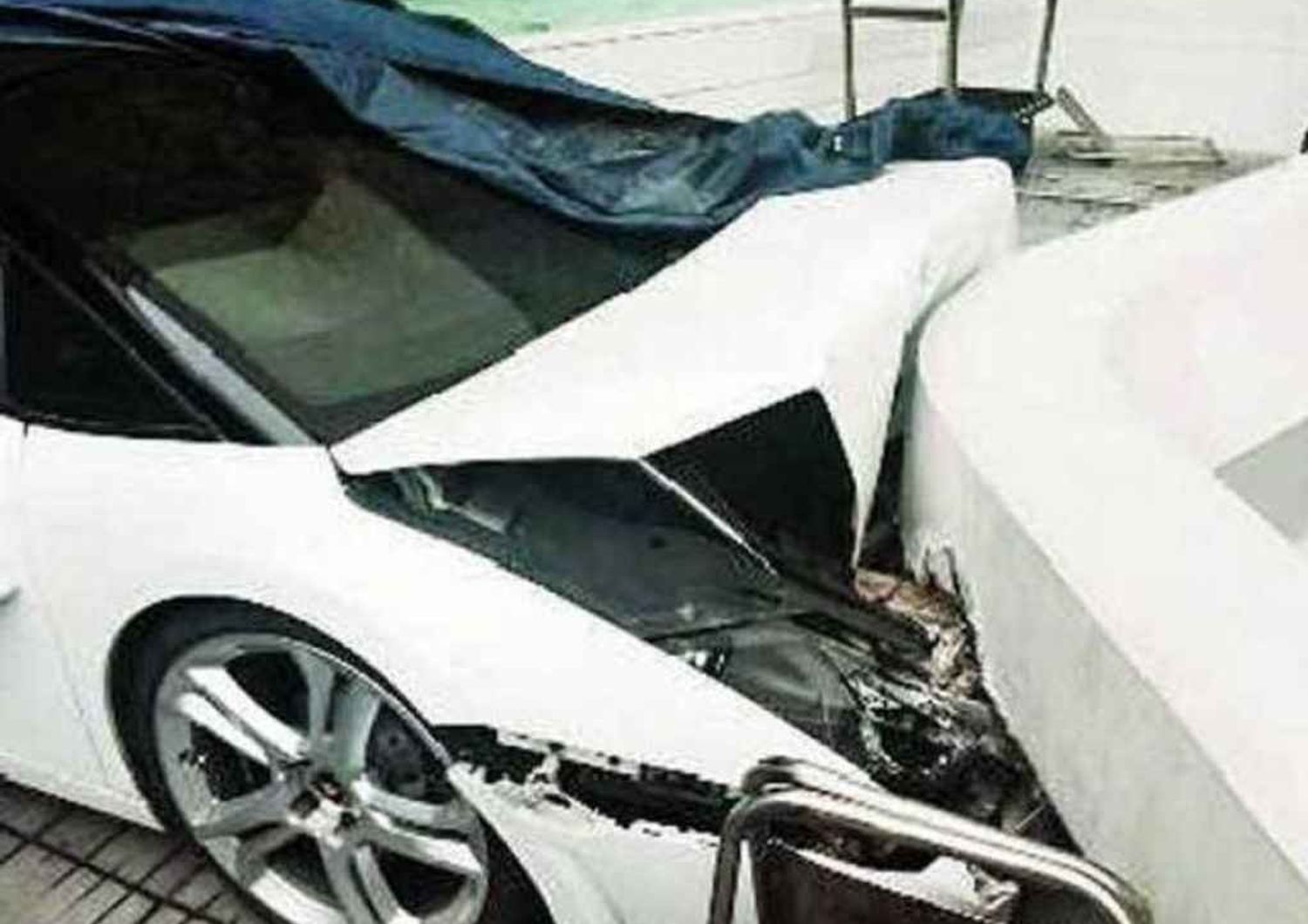 Strada scivolosa, posteggiatore distrugge Lamborghini Gallardo