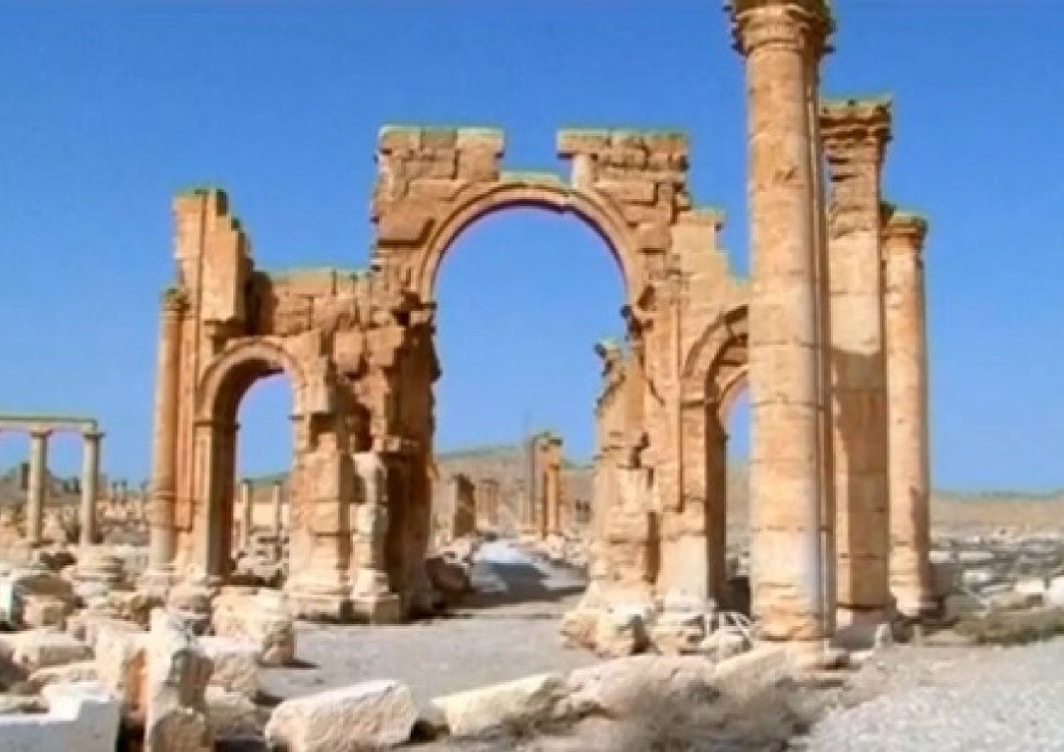 Siria: nuovo scempio a Palmira, Isis ha distrutto l'arco di trionfo di epoca romana