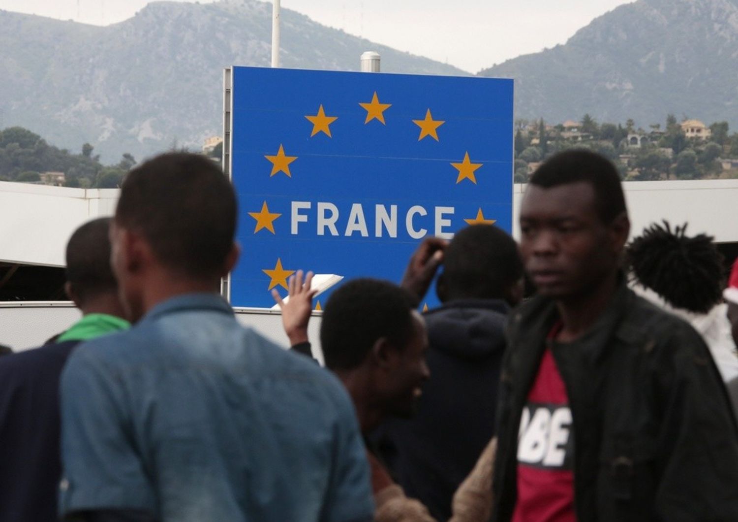 Migranti: scontro Roma-Parigi, Renzi "Pronti a fare da soli"