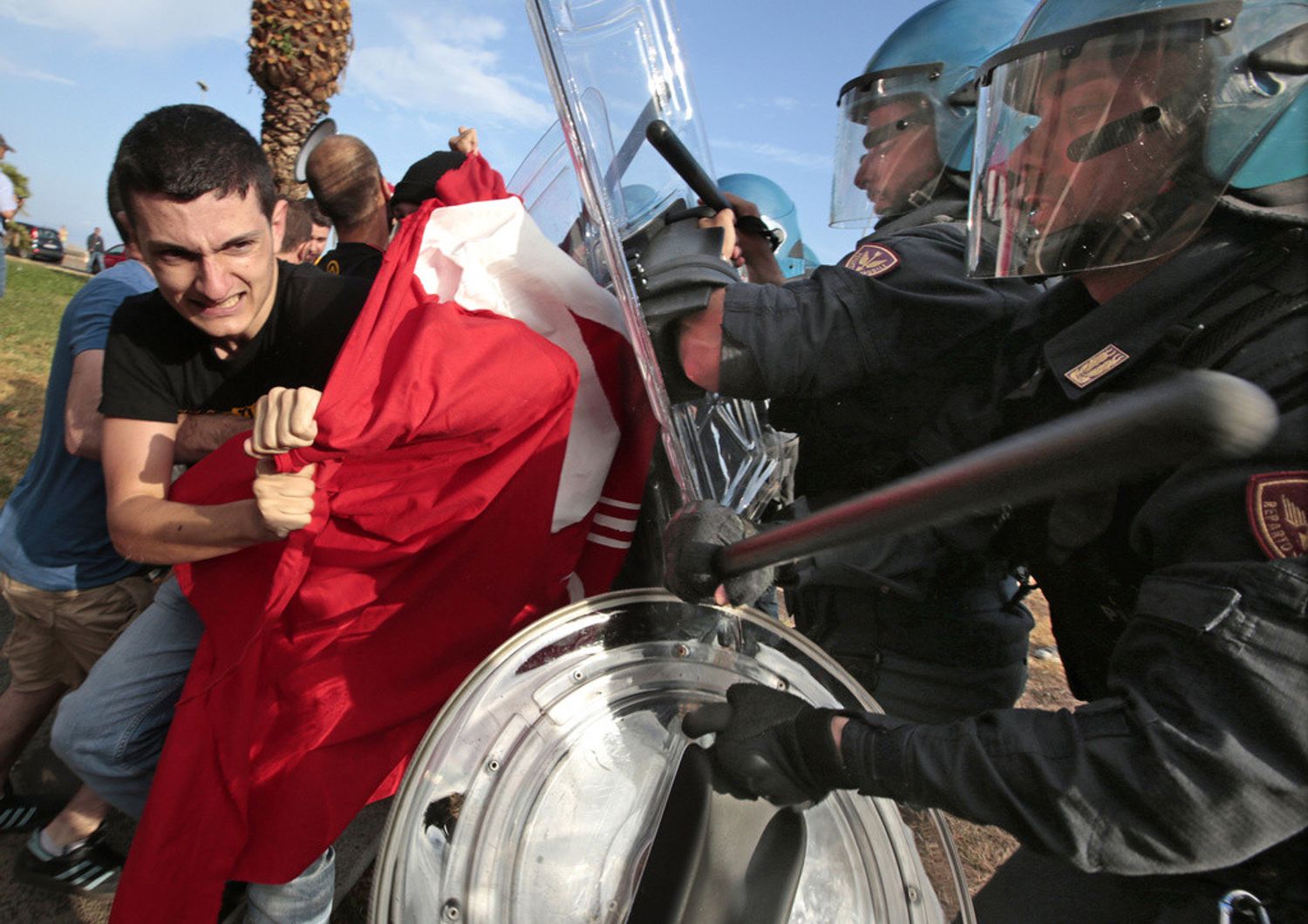Tensione a Ventimiglia, sgomberati i migranti dagli scogli