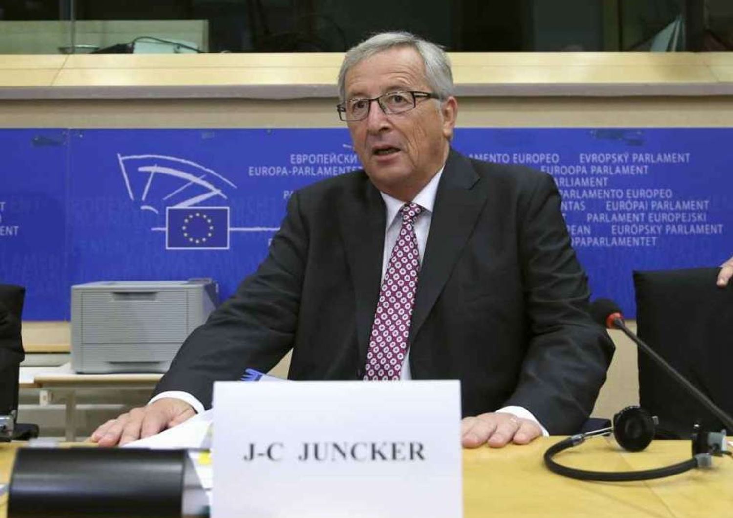 Juncker, 300 miliardi in tre anni "Euro non divide, protegge"