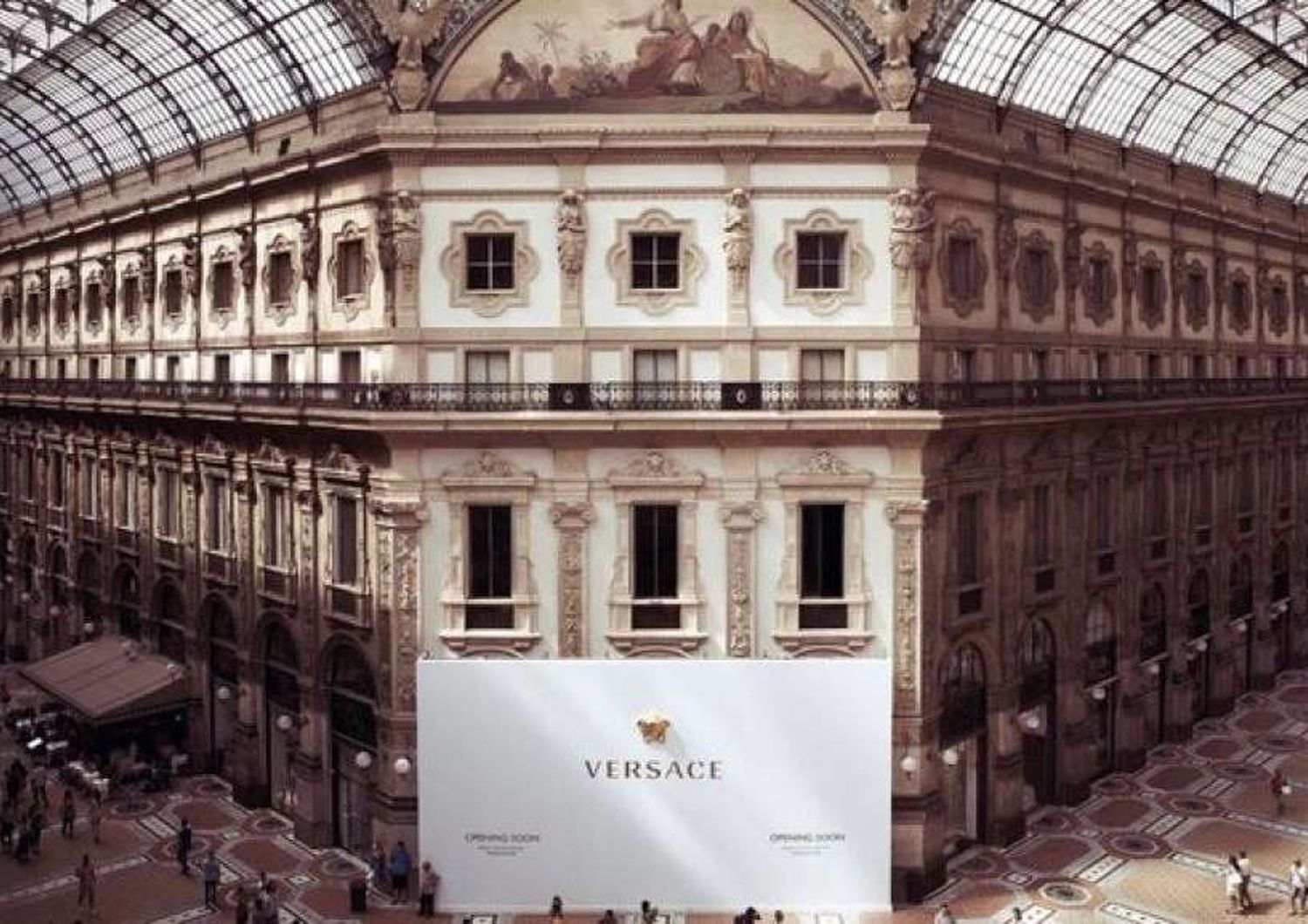 Milano: Versace apre boutique in Galleria e partecipa al restauro