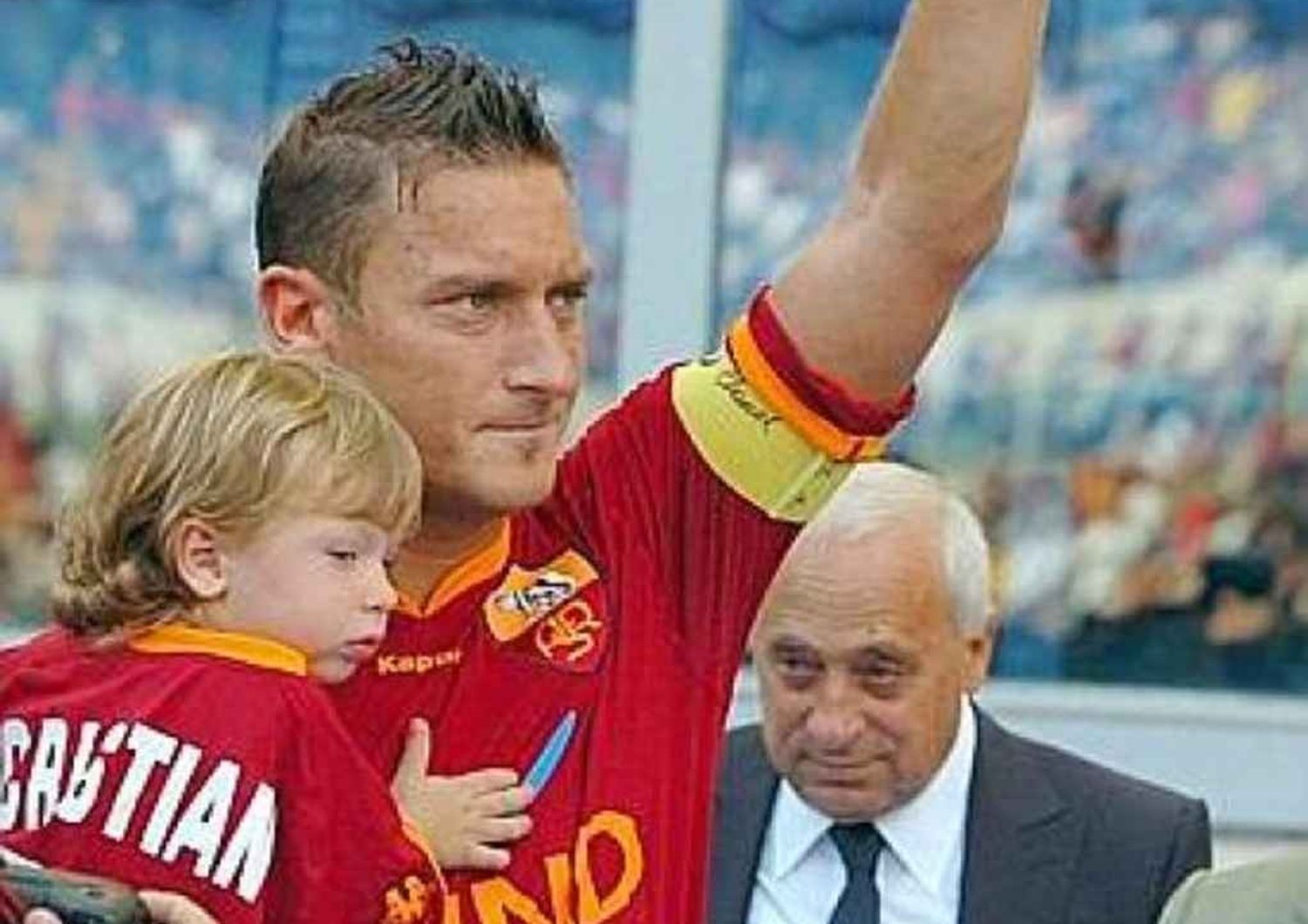 Calcio: Roma-Verona, Totti festeggia 38esimo compleanno in campo
