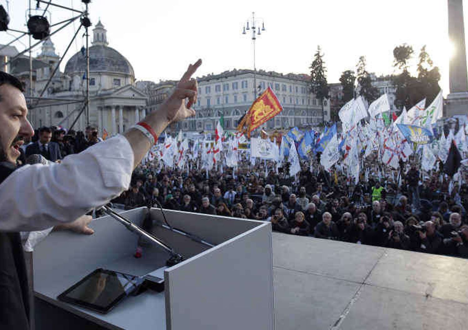 Salvini porta i leghisti a Roma "Renzi servo sciocco dell'Ue"</span
