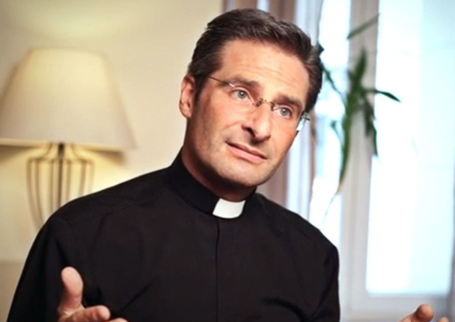 Teologo fa coming out, sono gay Ira del Vaticano, "irresponsabile"