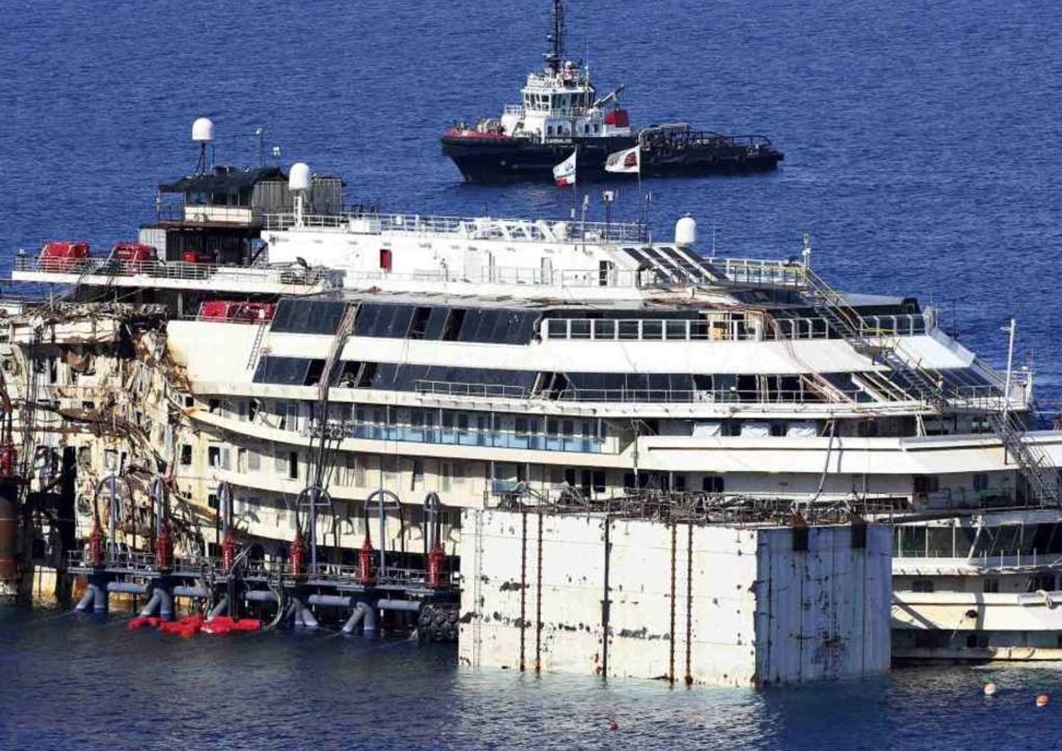 La Costa Concordia 'rigalleggia' Sollevata da piattaforma - Diretta