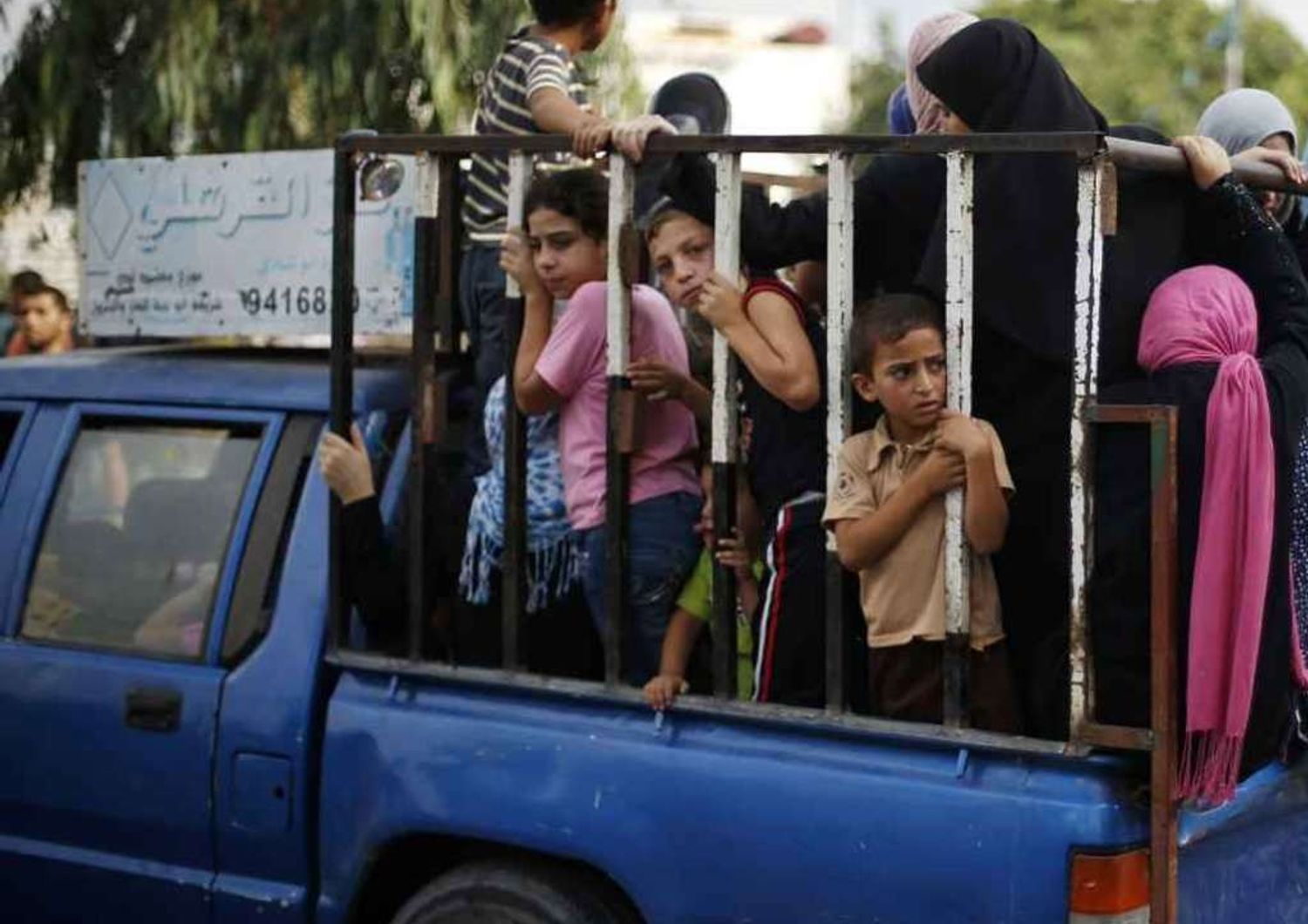 Gaza: spiraglio nella crisi, incontro Abu Mazen-Meshaal per una tregua