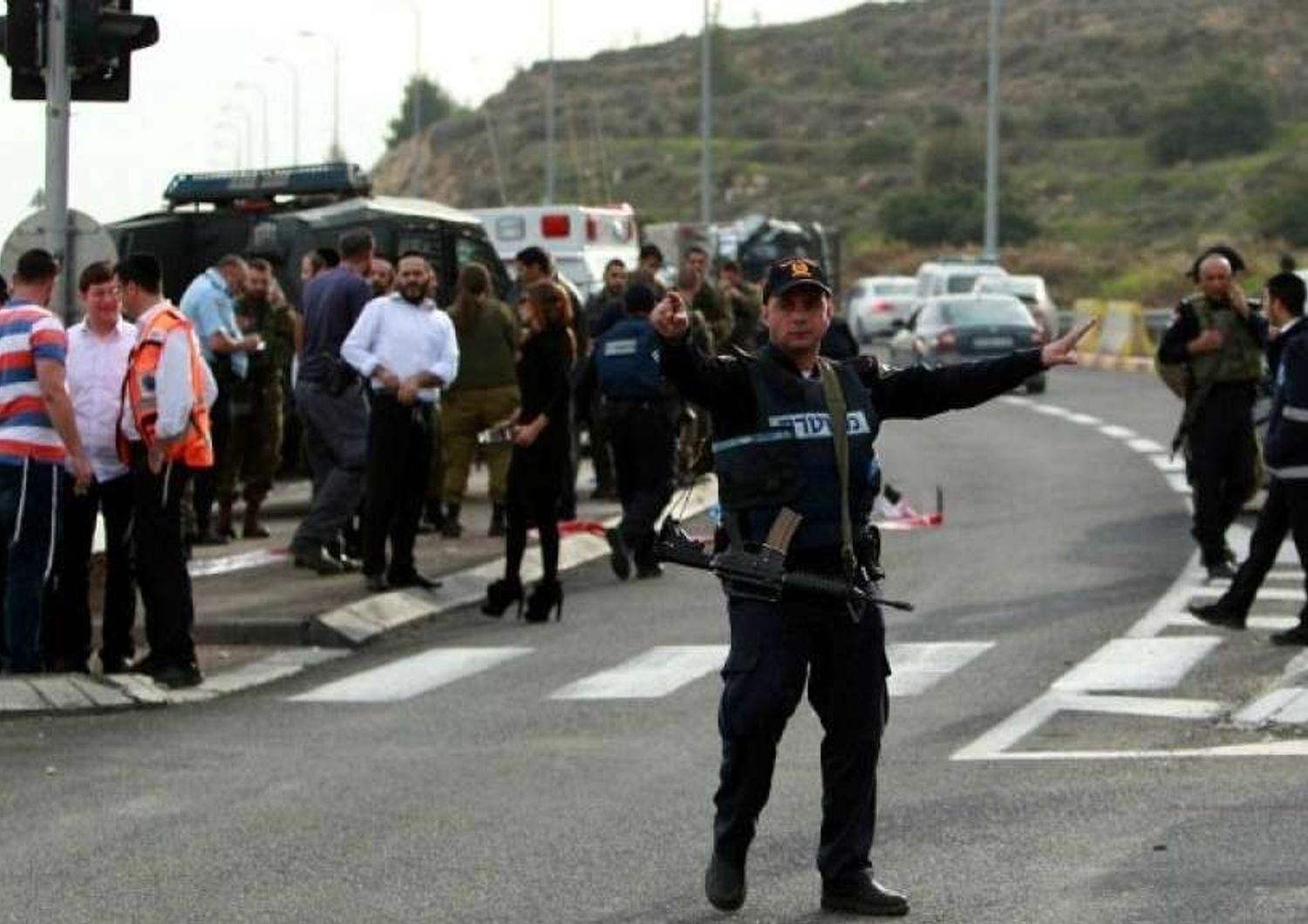 Palestinese fa autostop, lancia acido contro bimbe israeliane