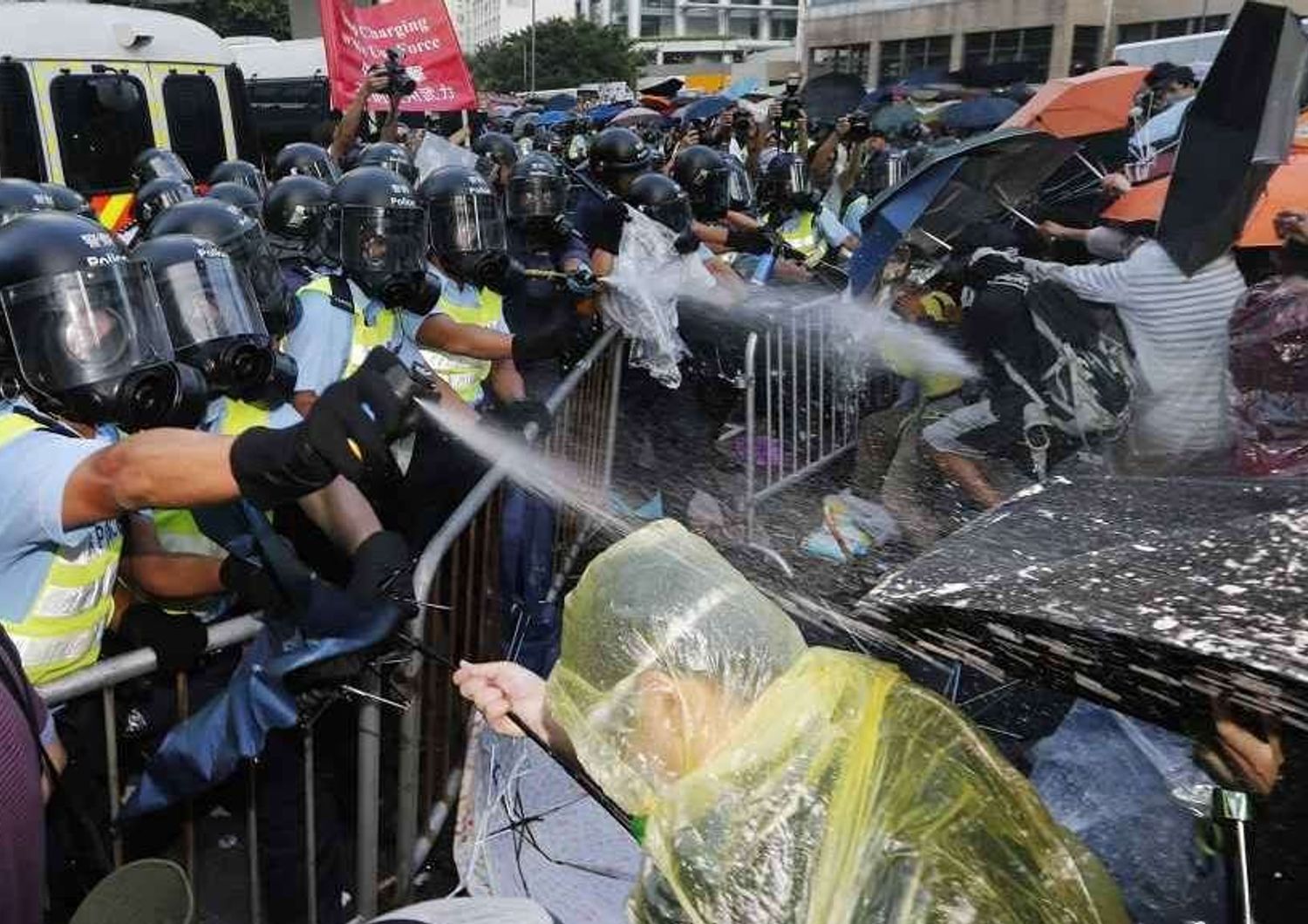 Cina: Hong Kong, gas lacrimogeni polizia su manifestanti - Video