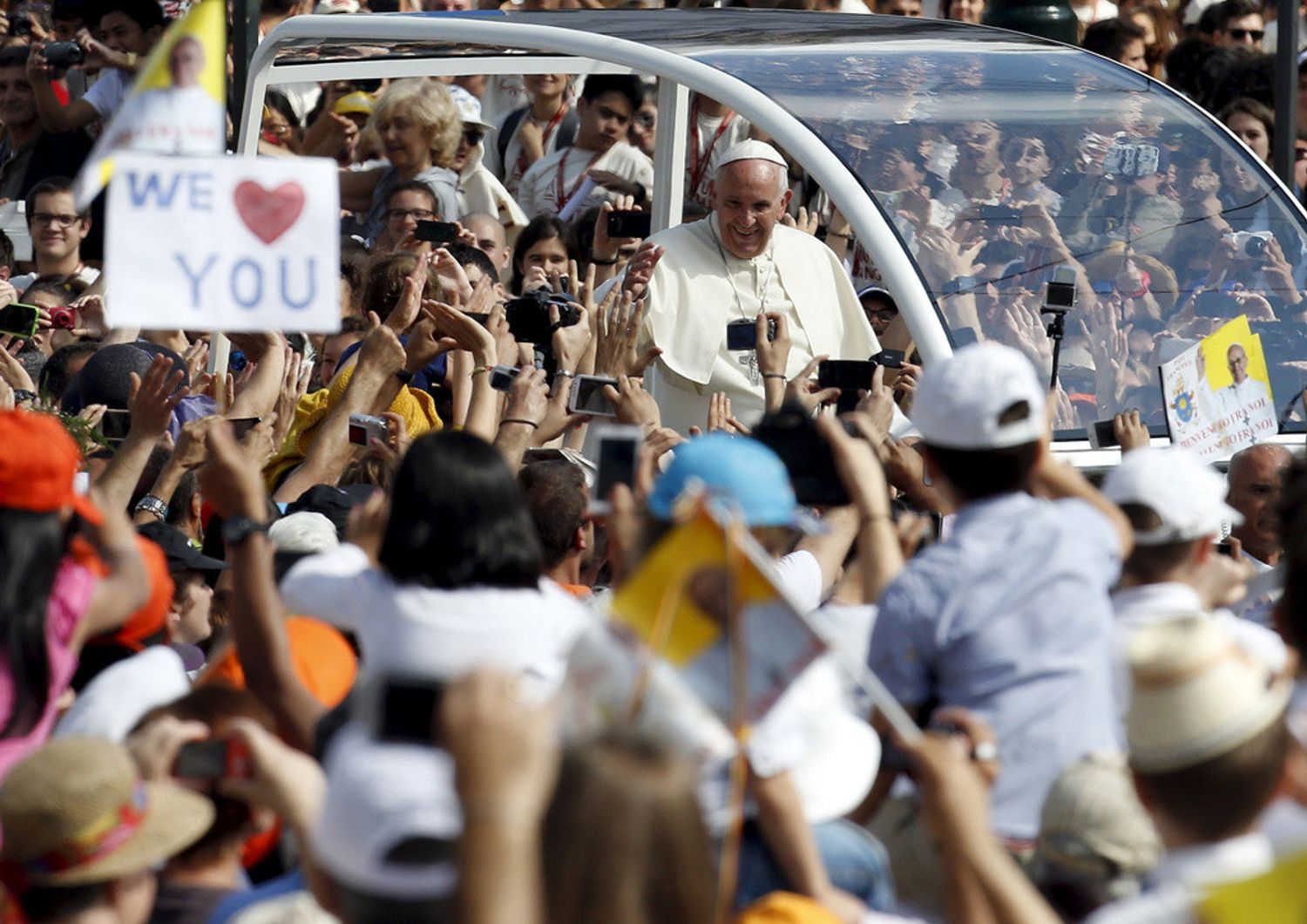 Giovani, immigrati e anziani: le battaglie di Papa Francesco