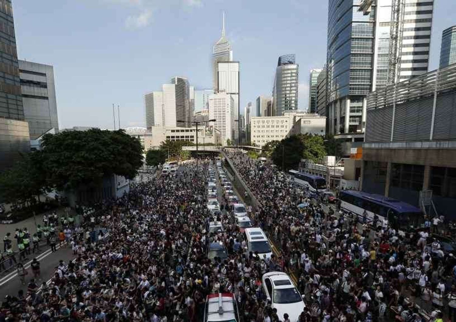 Dilaga la protesta anti-Pechino a Hong Kong: migliaia di manifestanti per le strade - Foto - Video