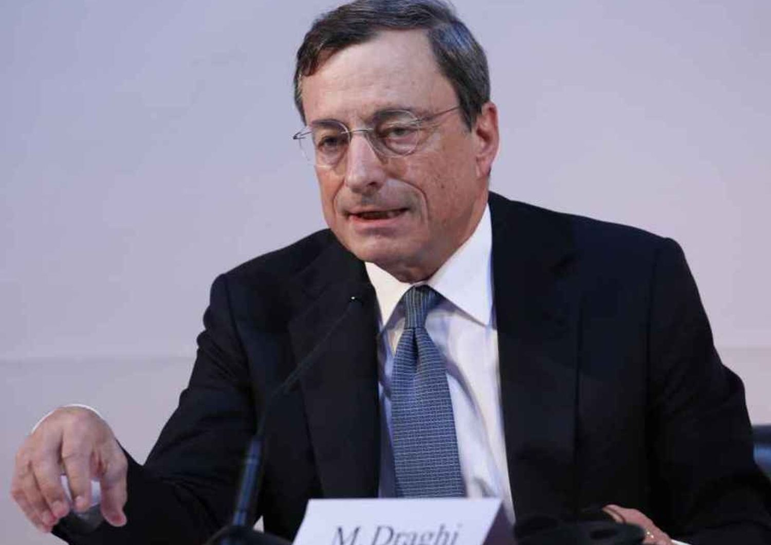 Borse crollano dopo vertice Bce Draghi: la crisi sembra infinita - Foto