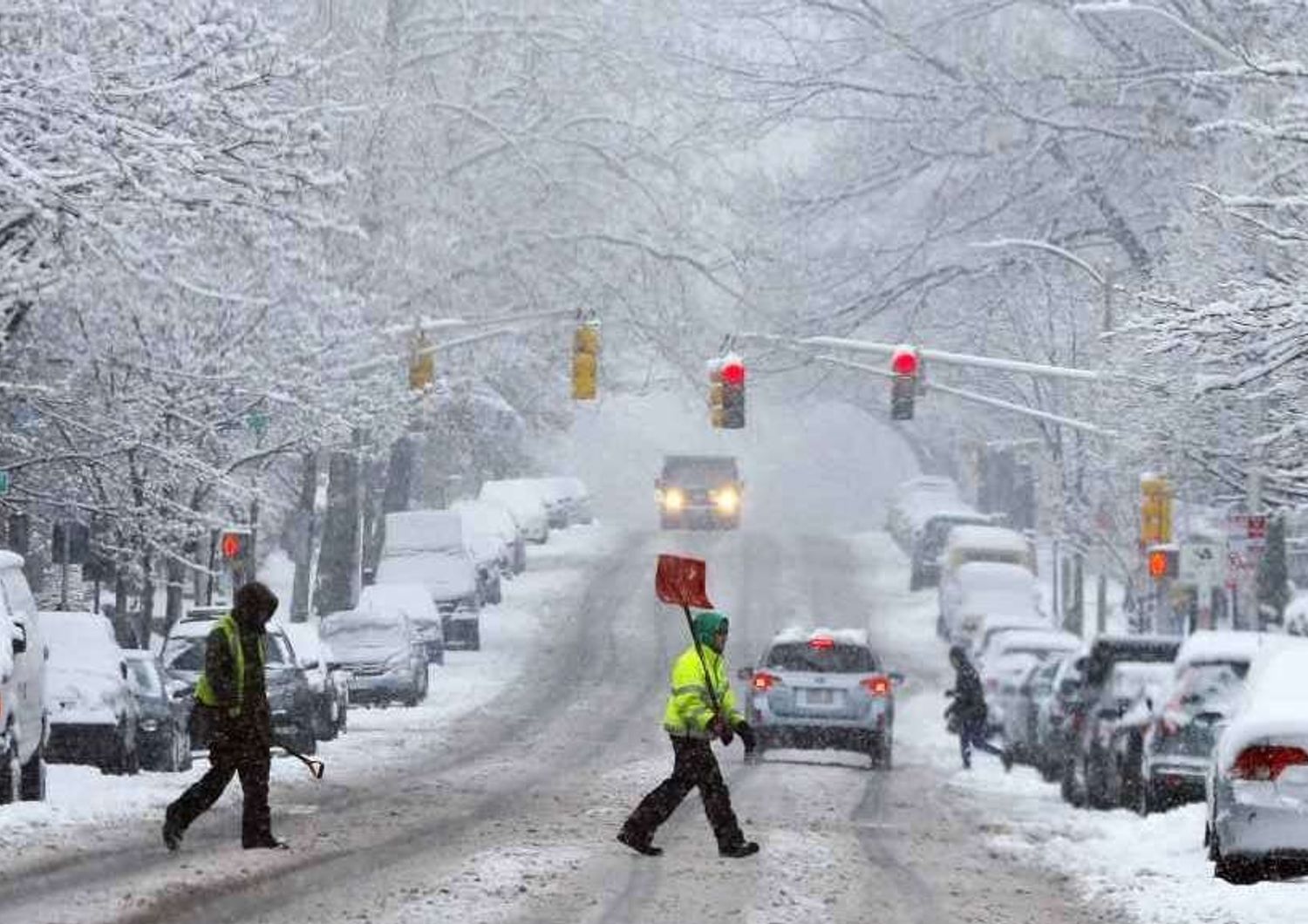 Stati Uniti sotto la neve, centinaia auto bloccate e 4. 000 voli cancellati