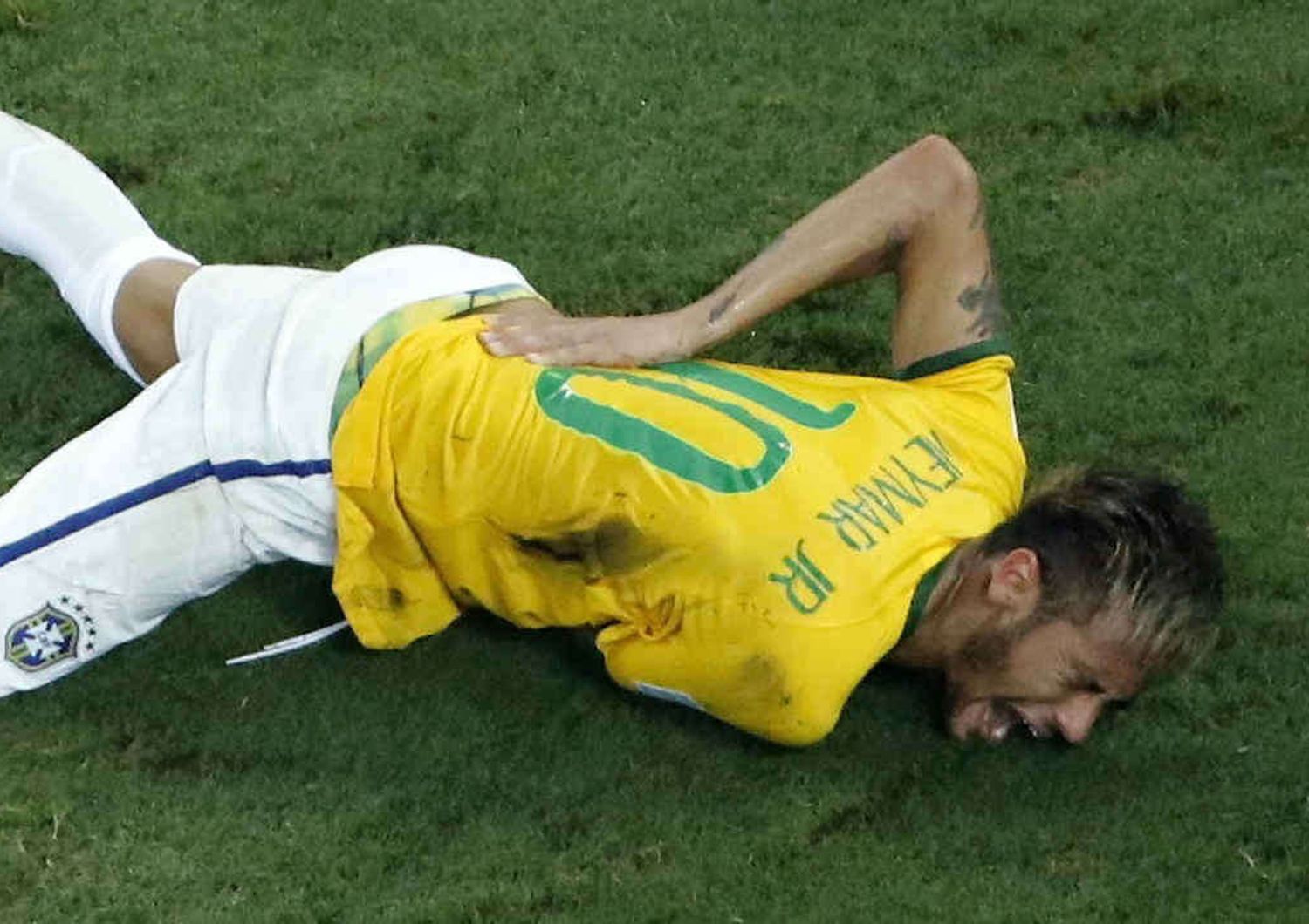 Brasile sotto choc, per Neymar Mondiale finito: vertebra rotta