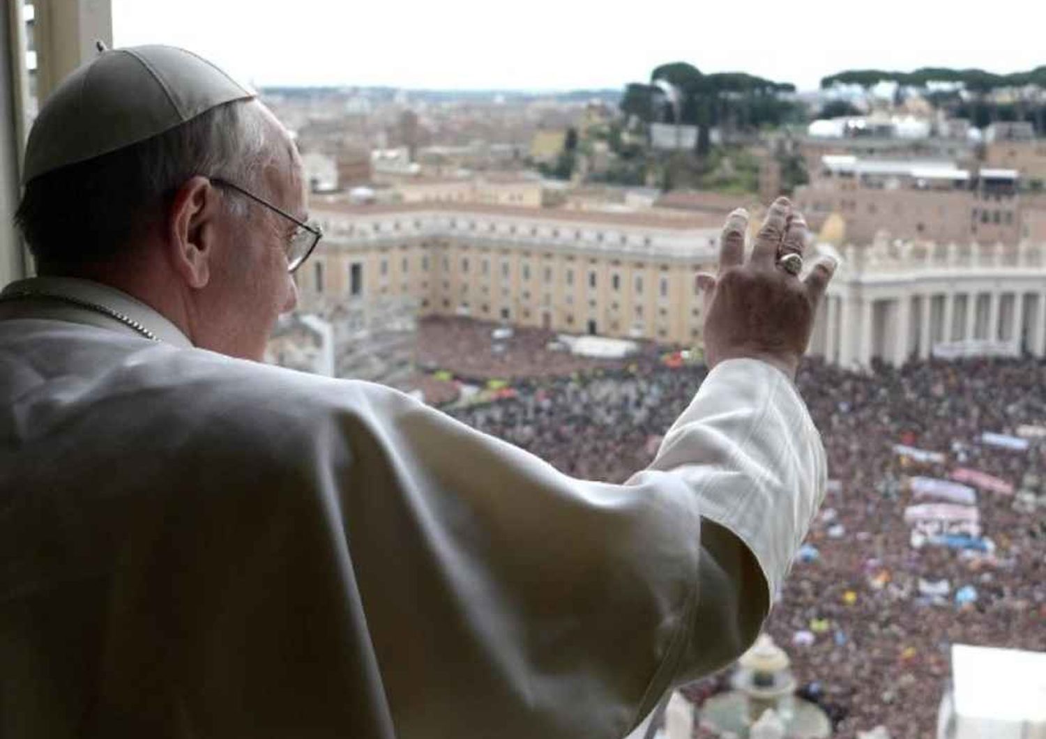 Papa Francesco: "le donne vedono oltre, senza di loro il mondo sarebbe sterile"