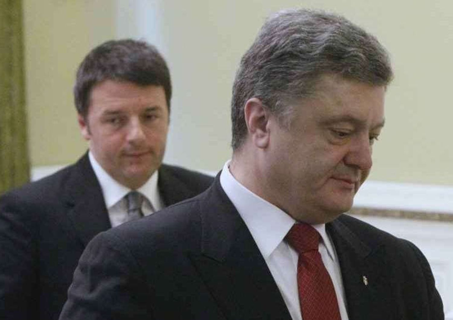 Russia: Renzi depone 6 garofani rossi su luogo omicidio Nemtsov