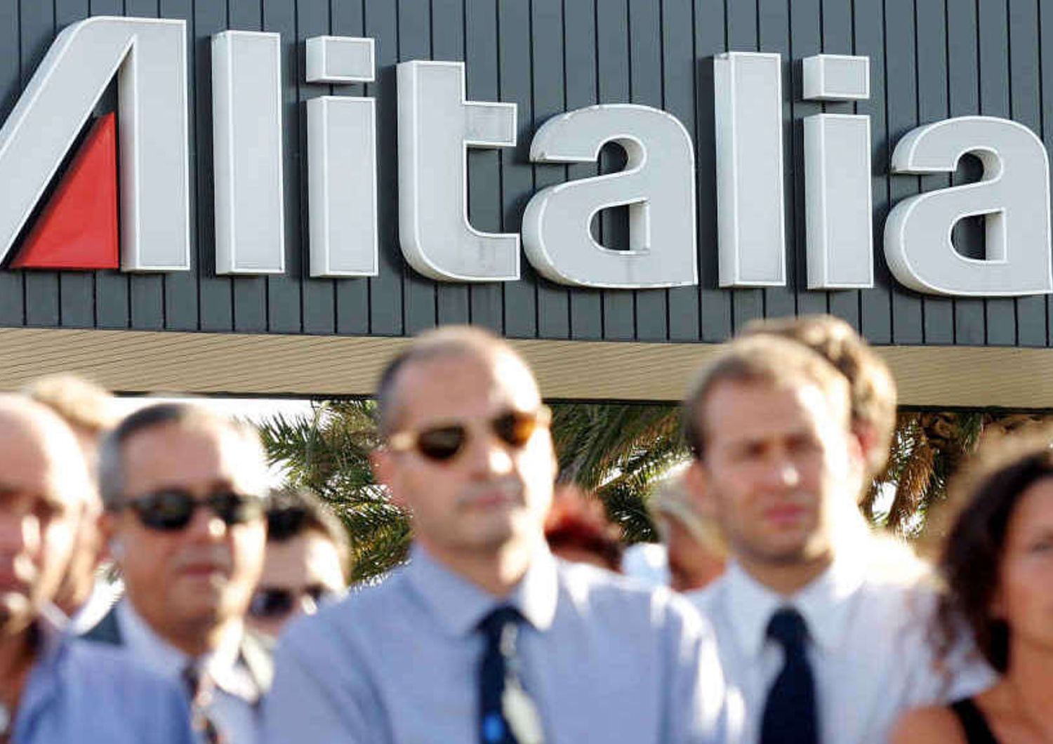 Alitalia: piloti e assistenti volo, serve voto su contratto