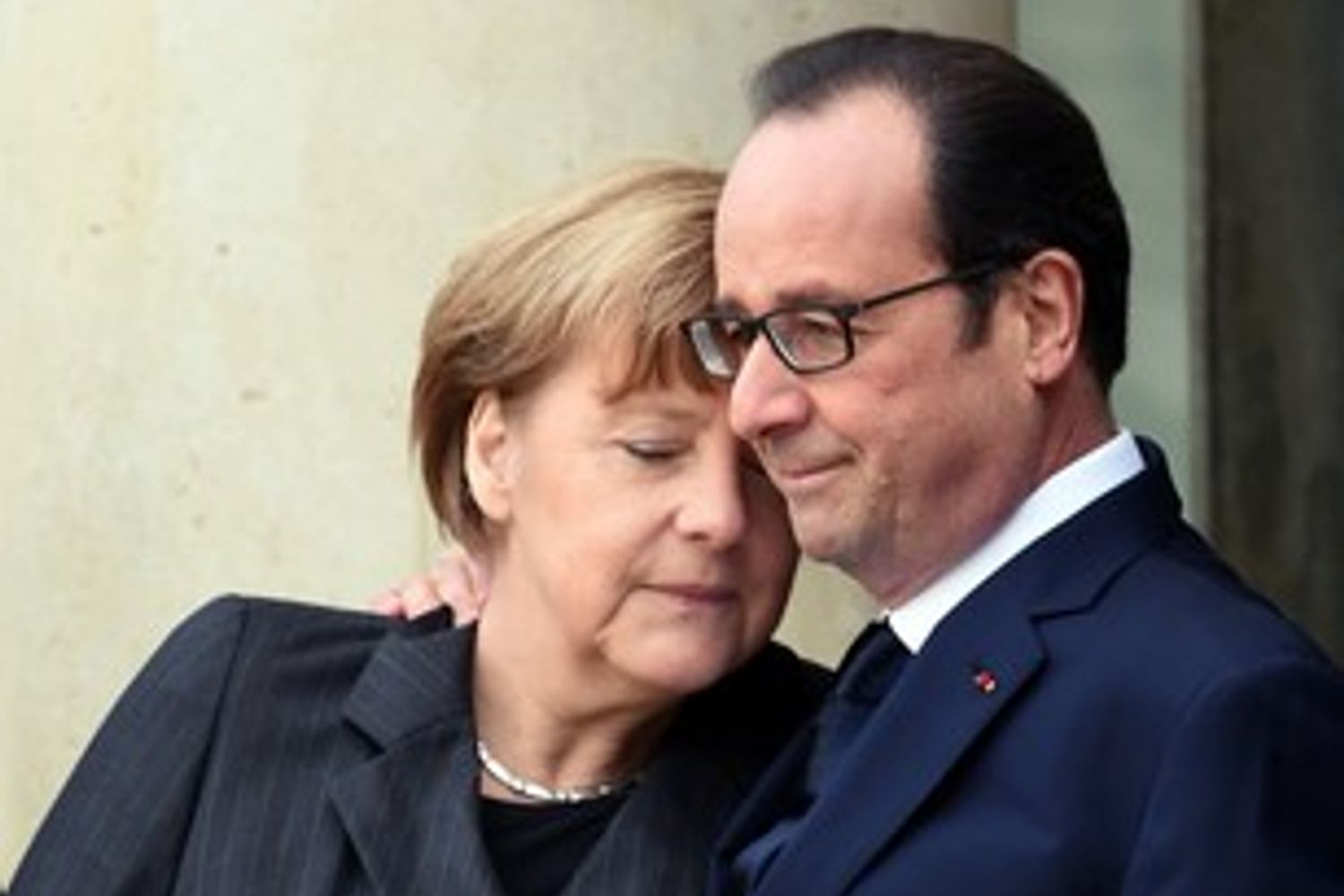 Il presidente Francois Hollande e la cancelliera Angela Merkel all'Eliseo prima della marcia in ricordo delle 17 vittime degli attacchi al Charlie Hebdo e a un supermercato ebraico a Parigi (Afp)