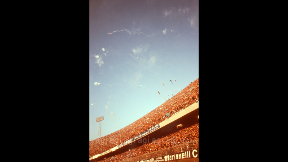 Tifosi sugli spalti assistono alla partita&nbsp;