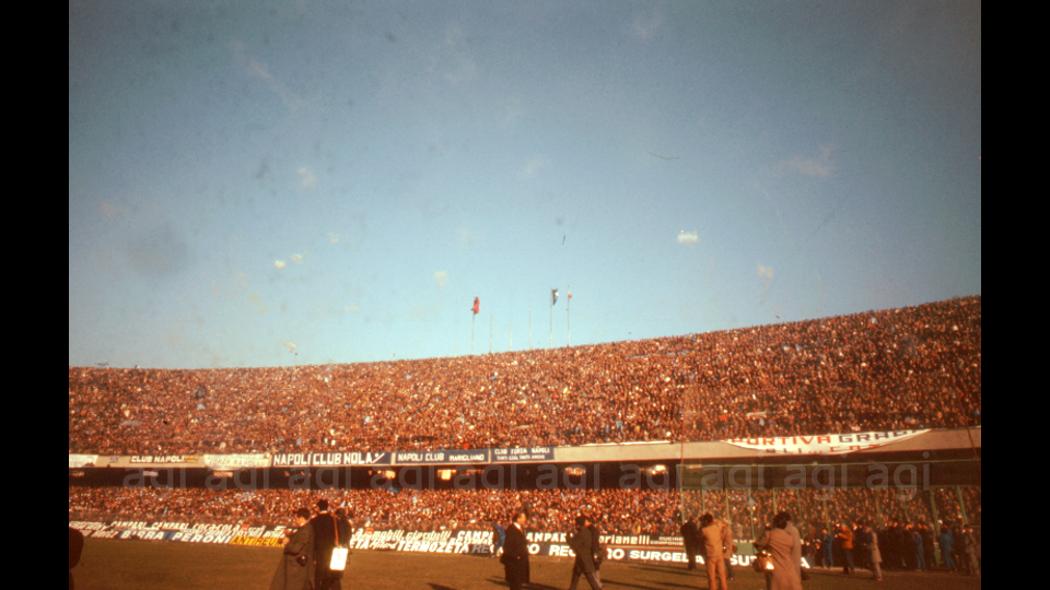 Il progetto originario prevedeva solo un anello, il secondo venne aggiunto al di sotto del livello stradale&nbsp;