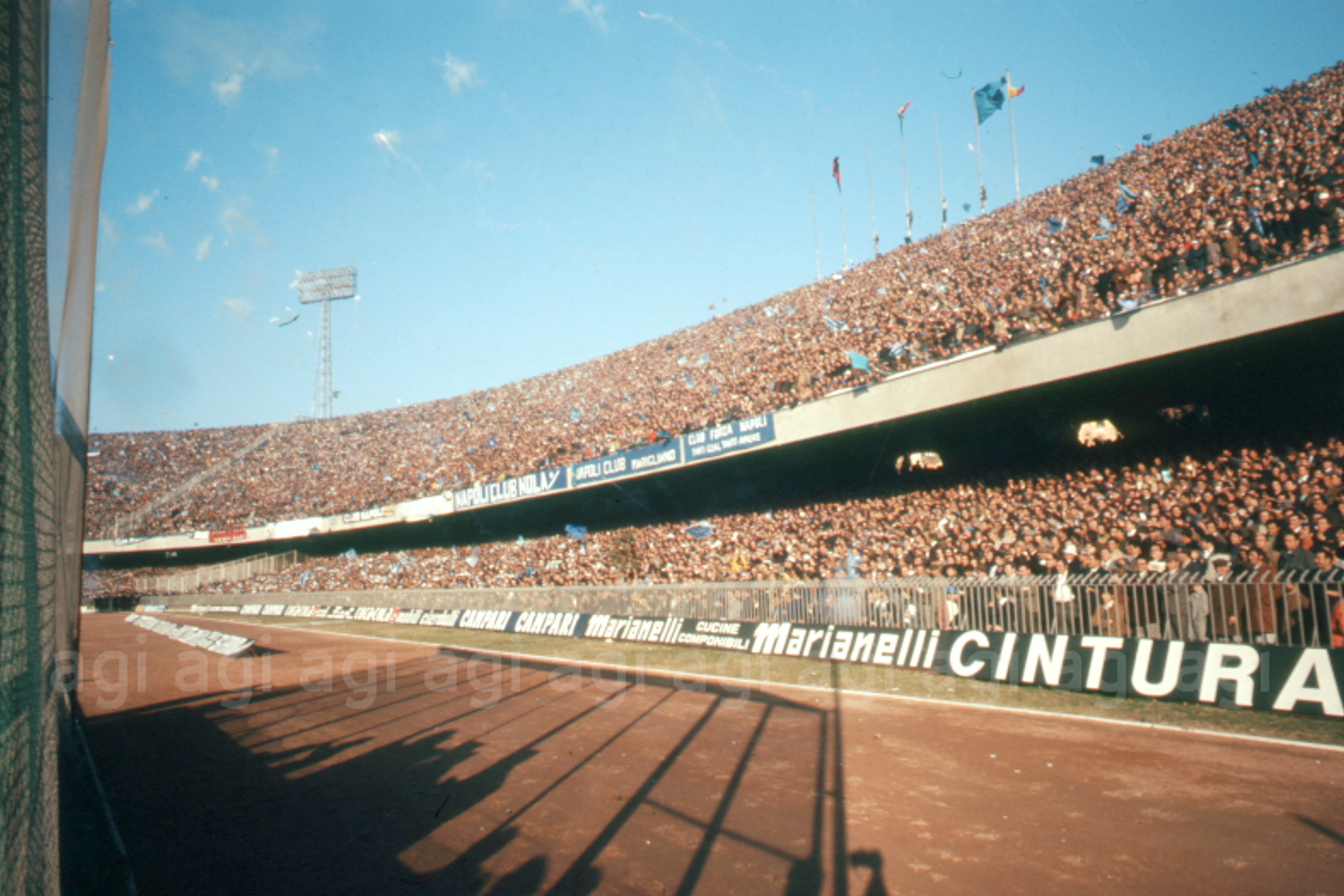 La capienza iniziale era di 87.500 spettatori in piedi&nbsp;