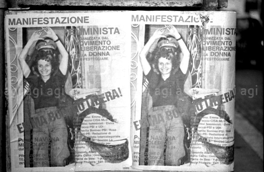 Manifesto che ritrae Emma Bonino che si autoconsegna per il delitto di procurato aborto&nbsp;