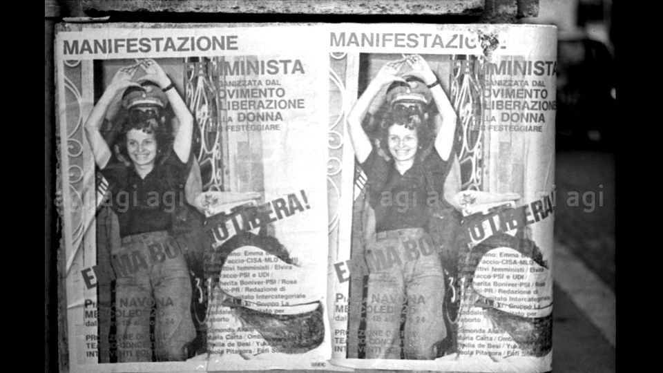 Manifesto che ritrae Emma Bonino che si autoconsegna per il delitto di procurato aborto&nbsp;