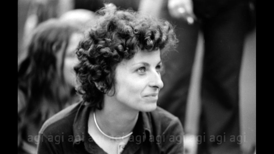 Emma Bonino entra in politica nel 1975 dopo aver partecipato alla fondazione del Centro d'informazione sulla sterilizzazione e sull'aborto&nbsp;
