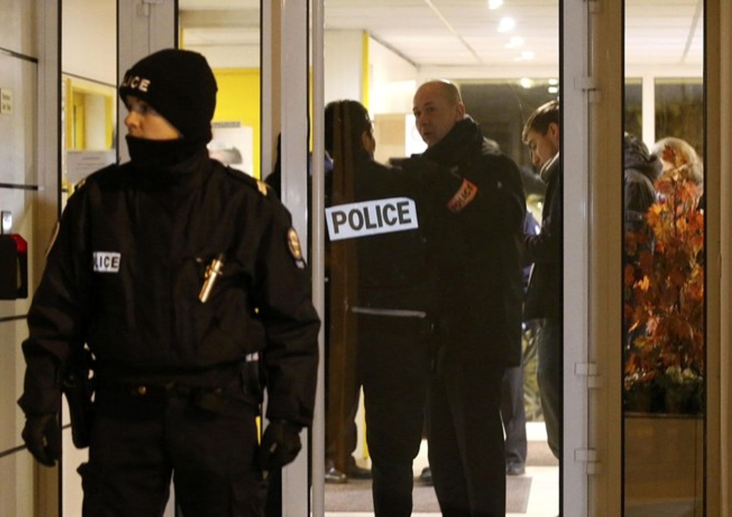 Isis terrorismo Parigi cintura esplosiva in banlieue polizia francese
