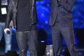 Milano, finale di X Factor Italia 2015. Nella foto Alessandro Cattelan consegna il trofeo a Giovanni Sada (agf)