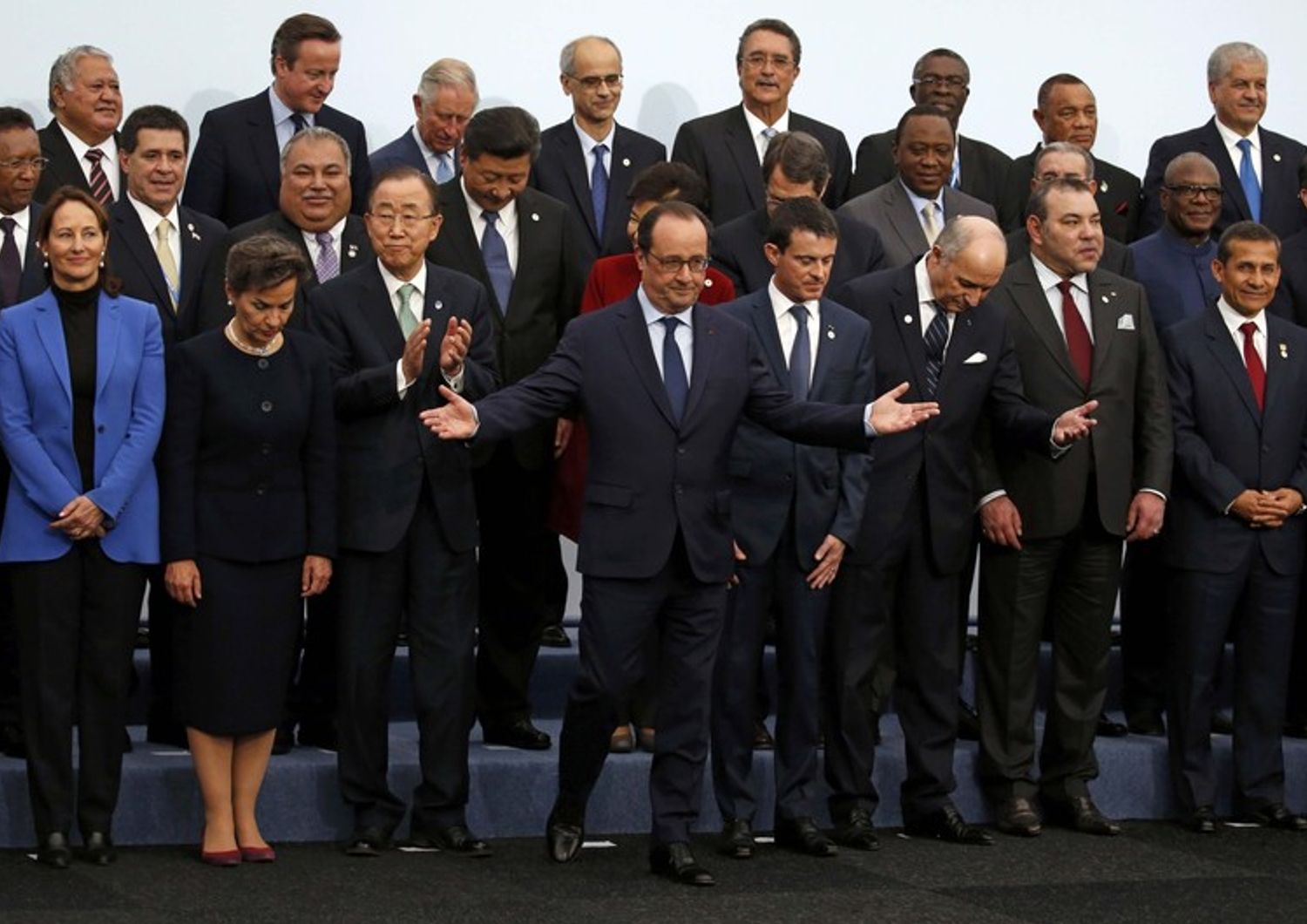 Il presidente francese Hollande posa per una foto di gruppo con gli altri leader mondiali nel corso della giornata del World Climate Change Conference 2015 COP21 (Reuters)