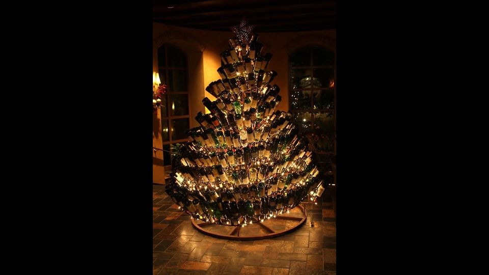L' albero del sommelier&nbsp;In soffitta palline, punte, e candele. L'albero di Natale del 2016 ha una sola regola: essere originale. Ecco allora quello di chitarre e quello di bottiglie di vino. L'amico dell&rsquo;ambiente e l'albero creato con le scarpe. E si adeguano anche i grandi marchi, da Rinascente a Maison du Monde fino a Dalani.
