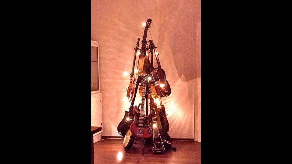 Renegade Radio Nashville&nbsp;In soffitta palline, punte, e candele. L'albero di Natale del 2016 ha una sola regola: essere originale. Ecco allora quello di chitarre e quello di bottiglie di vino. L'amico dell&rsquo;ambiente e l'albero creato con le scarpe. E si adeguano anche i grandi marchi, da Rinascente a Maison du Monde fino a Dalani.