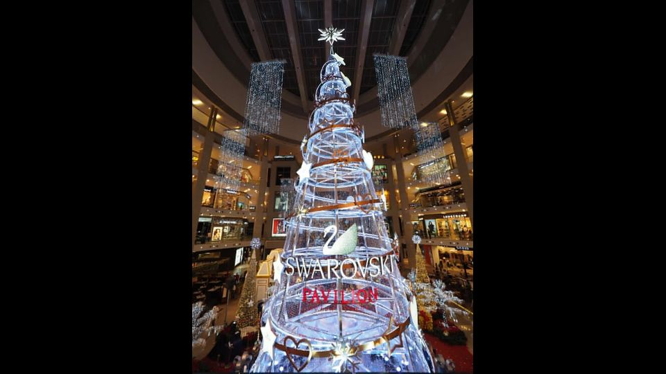 Kuala Lumpur, MalesiaLuci soffuse, addobbi e clima natalizio: le capitali di tutto il mondo celebrano il Natale. Che i suoi rami siano ricchi di decorazioni o semplicemente illuminati, l&rsquo;albero di Natale &egrave; uno tra i pi&ugrave; affascinanti elementi decorativi delle feste natalizie. Simbolo della vita che si rinnova, dal Medioevo ai giorni nostri &egrave; stato &ldquo;vestito&rdquo; in innumerevoli modi rispecchiando momenti storici ed evoluzioni culturali. Fenomeno che si ripete anche per queste festivit&agrave; e che pu&ograve; diventare, per chiunque lo desideri, occasione per un viaggio alla scoperta dei pi&ugrave; belli e significativi alberi di Natale e dei luoghi da cui traggono origine.&nbsp;