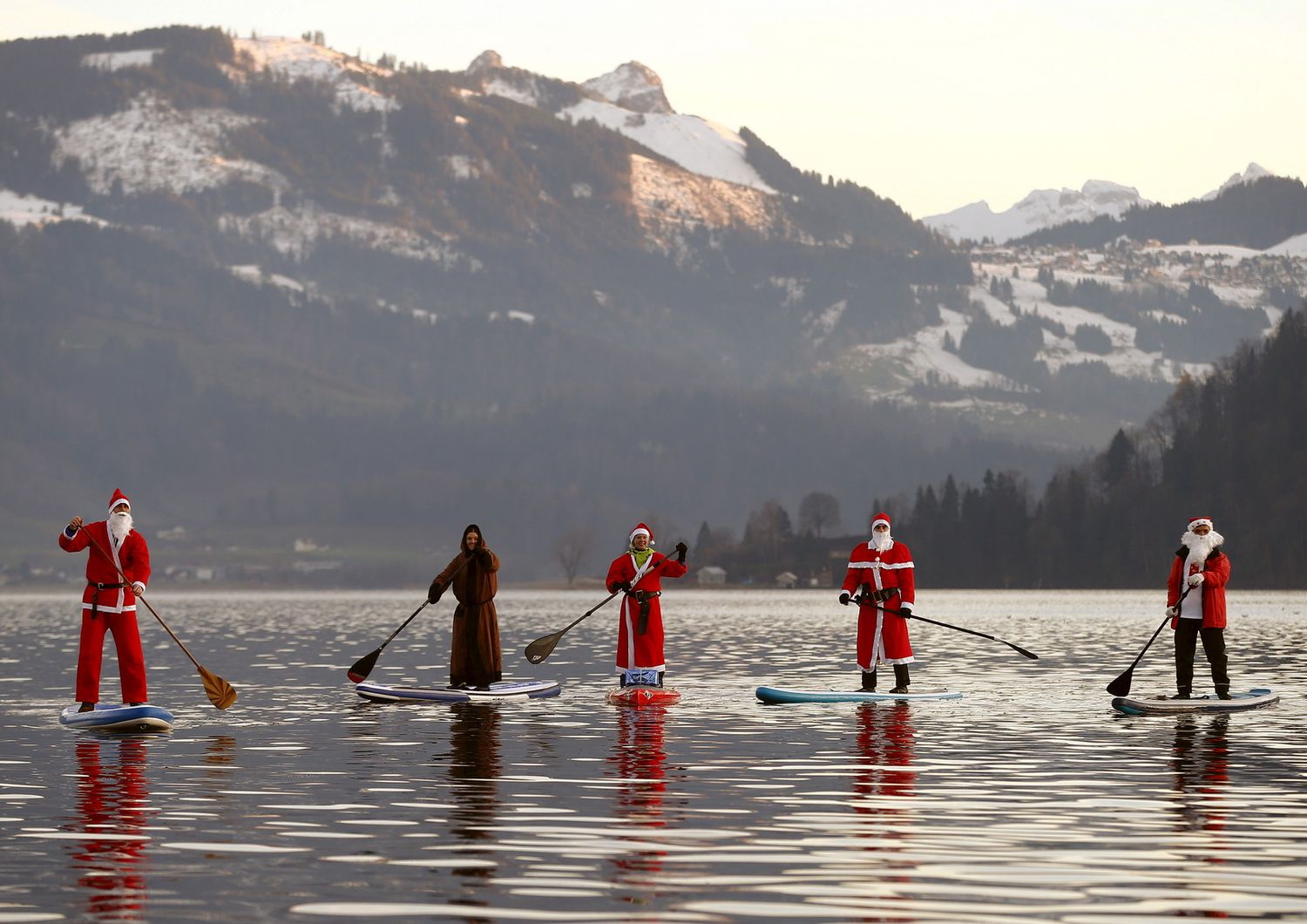 Lago Aegerisee, Svizzera - Babbo Natale (Reuters)&nbsp;