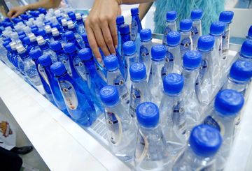 Perché i tappi non si staccano più dalle bottiglie di plastica?