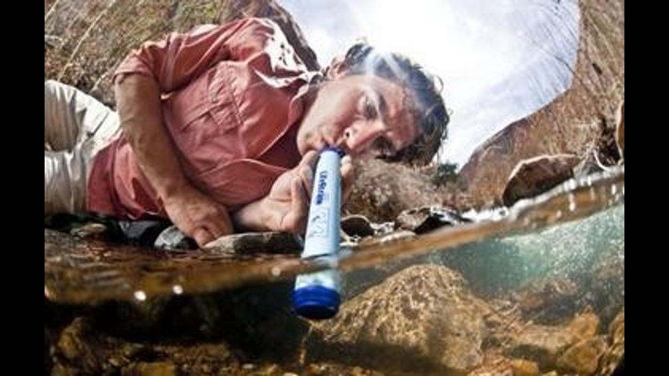 Da 24 euro. La cannuccia LifeStraw, basta immergerla in un fiume o anche in  una pozzanghera per bere acqua depurata da batteri come la  Salmonella&nbsp;